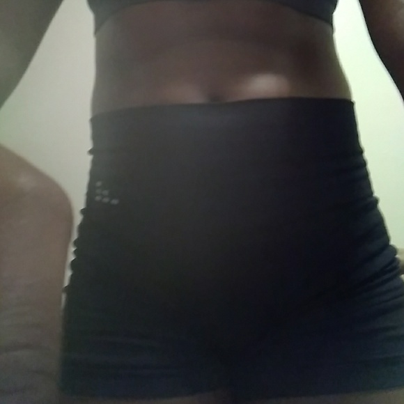 I am selling a sports bra and spandex - Picture 3 of 3